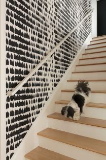 Graphic-black-and-white-wallaper-adds-chic-beauty-to-the-interior